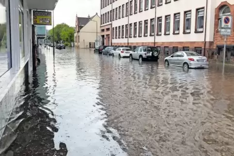 Ein Bild wie aus Venedig: die Burgstraße in Kaiserslautern, aufgenommen nach dem Wolkenbruch am vorvergangenen Sonntag. Solche S