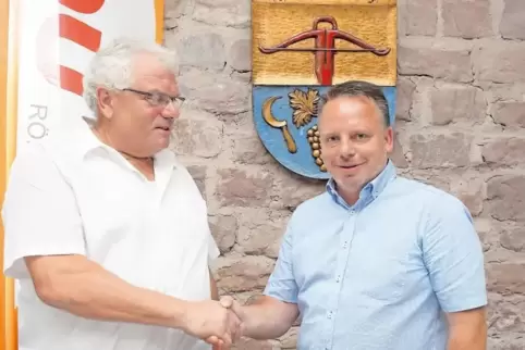Bekommt Glückwünsche vom CDU-Ortsverbands-Vorsitzenden Wilfried Röther (links): Mathias Müller.