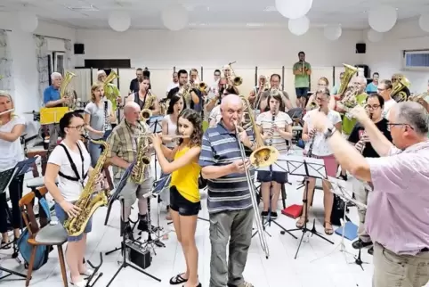 Zwei Generationen: die 13-jährige Esther Nett und der 81 Jahre alte Manfred Ball (Mitte) neben ihren Mitmusikern.