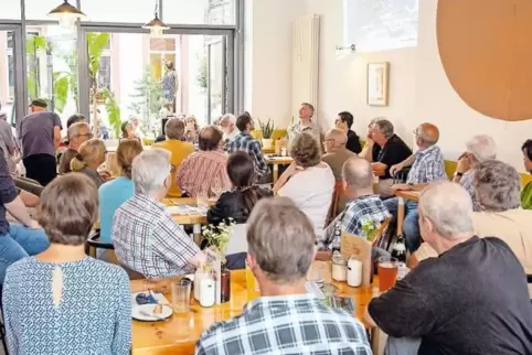 Im Café Susann waren sowohl die Plätze innen als auch im Außenbereich besetzt. Die Veranstaltung stieß auf reges Interesse.