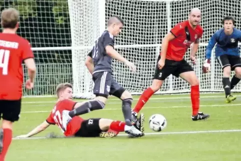 Billigheims Maximilian Degen nimmt dem vierfachen Torschützen Adriano Fragomeli den Ball vom Fuß. Links Timo Steigner, rechts Pa