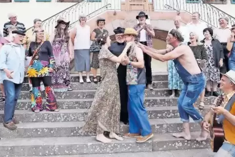 25 Schauspieler im Alter von zwölf bis 80 Jahren sind beim Straßentheater dabei.