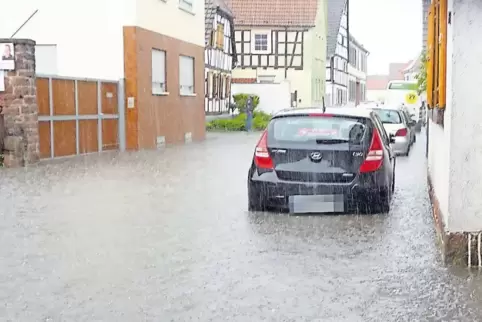 Ein immer wieder aktuelles Bild: überflutete Goethestraße in Lachen-Speyerdorf.