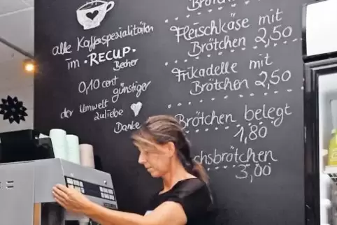 Gute Erfahrungen mit dem Mehrwegbecher hat das Hetzelstift-Café gemacht. Hier mit Leiterin Angelika Nicklis-Lachmann.