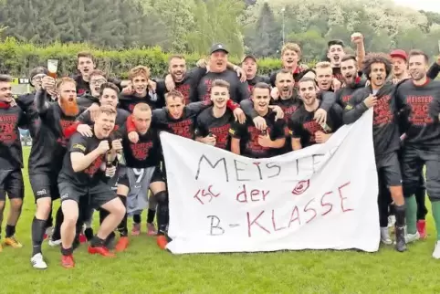 In schwarzen Shirts mit roten Aufdruck feierte die Mannschaft des TSC Zweibrücken ausgelassen ihren Titelgewinn. Über die Saison