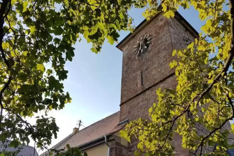 Im Turm der protestantischen Kirche in Herxheim am Berg hängt eine Glocke mit Hakenkreuz. Foto: Hartschuh 