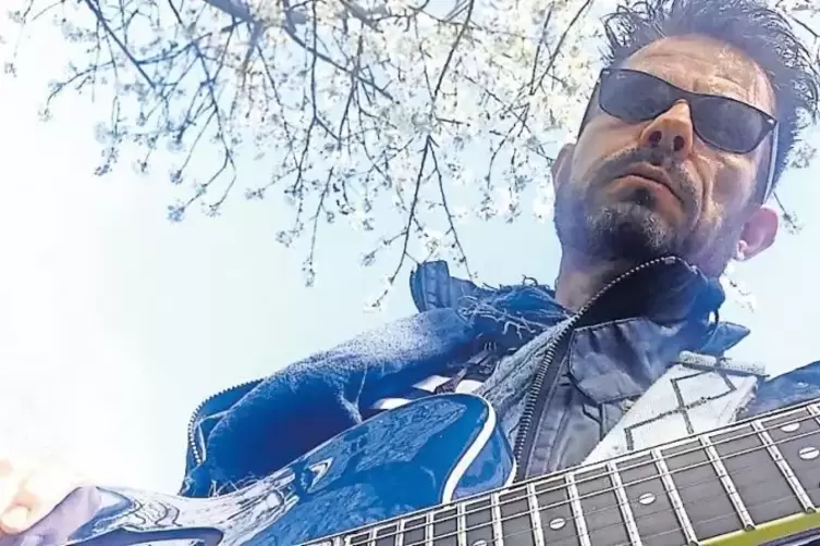 Der Pf&auml;lzer Gitarrist Timo Gross spielt am 24. Juni.