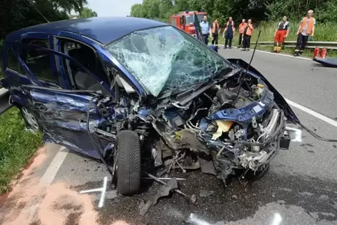 Der Unfallverursacher wurde schwer verletzt, sein Auto bei dem Unfall komplett zerstört.  Foto: Linzmeier-Mehn