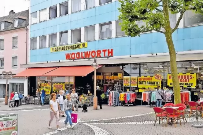 Erst war Schlussverkauf, ab Montag ist zu: Das Kaufhaus Woolworth schließt, wird modernisiert und öffnet wieder im August.