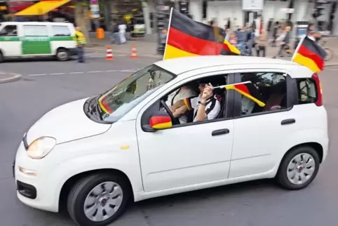 Beim Autokorso am besten nicht hinauslehnen und keinesfalls auf Dach oder Motorhaube mitfahren.