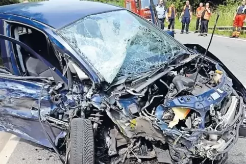 Das Auto des Unfallverursachers wurde komplett zerstört.