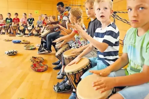 Beim Trommeln: die Kinder der Grundschule Dudenhofen.