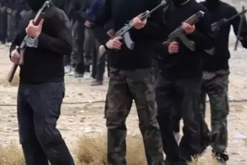 Krieger der Ahar-Al Sham: In einem Video der Islamistenmiliz hat ein Betreuer einer Neustadter Flüchtlingsunterkunft jemanden en