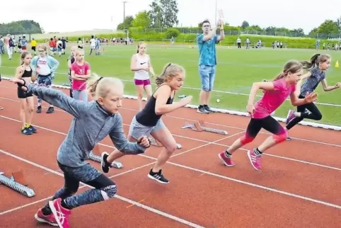 Start zum 50-Meter-Sprint der Mädchen des Jahrgangs 2008: (von links) Marie Lambach aus Fischbach, Marie Schmidt aus Lemberg, Li