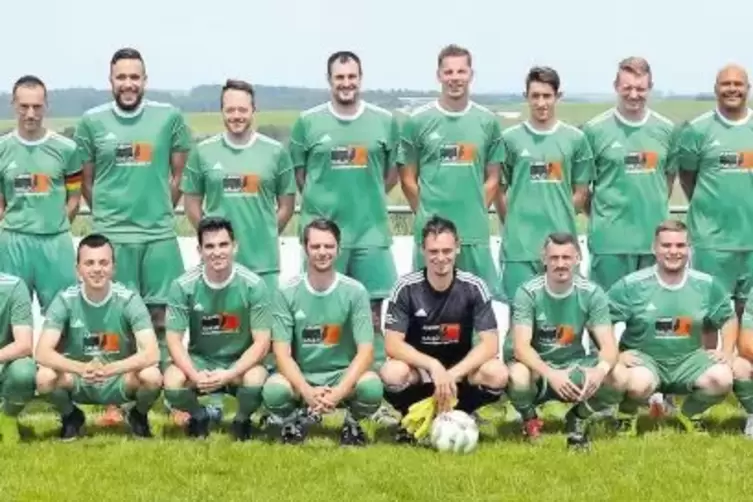 Mit diesem Team wurde der FC Höhfröschen Meister der C-Klasse Pirmasens/Zweibrücken Mitte: (stehend von links) Spielertrainer Sv