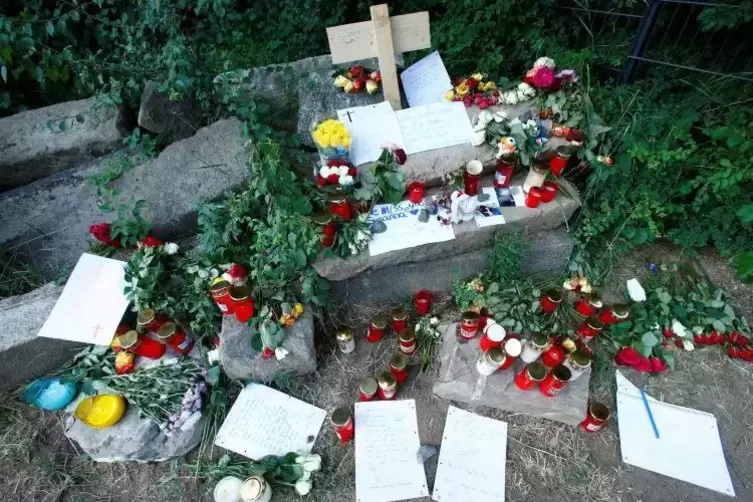 Trauerbekundungen in Wiesbaden, wo die 14-jährige Susanna aus Mainz getötet wurde.  Foto: DPA