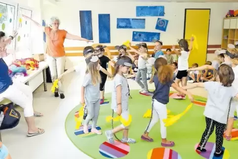 Beim Tanzprojekt in der Kindertagesstätte Marnheim ist die Kreativität der Kinder gefragt. Lisa Elben (stehend) wird unterstützt