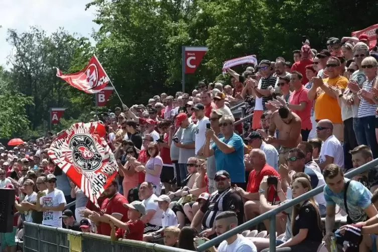 1500 Zuschauer, prächtige Stimmung auf Platz 4 auf dem Betzenberg: Die FCK-Fans sorgten für einen tollen Empfang der neuen Manns