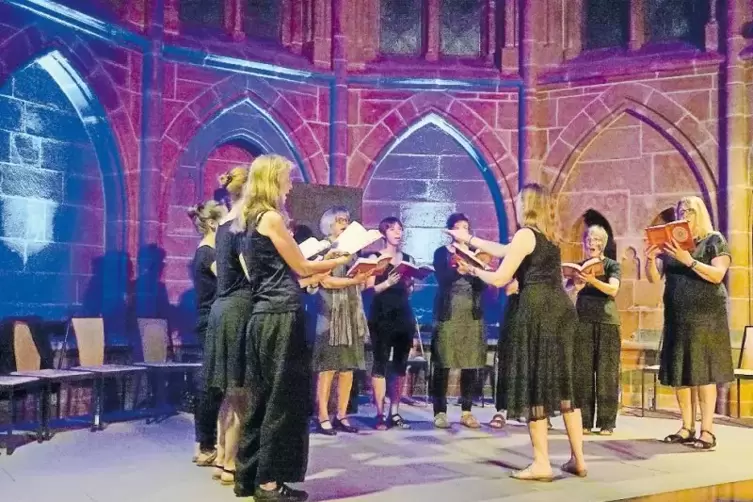 Inszenierung im atmosphärischen Kirchenraum: das Hildegard-Ensemble mit Gesängen der Äbtissin in der Stiftskirche.