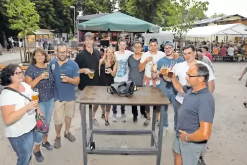 Diese Gesellschaft hält dem Spargelfest in Dudenhofen die Treue. Mittlerweile wird es allein vom Fußballverein ausgerichtet.
