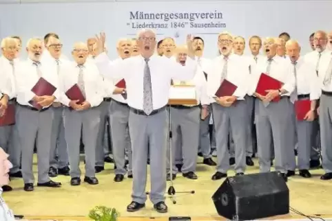 Dirigent Klaus Schmitt (Mitte) forderte das Publikum auf, beim Pfälzer Sängerspruch kräftig mitzusingen.