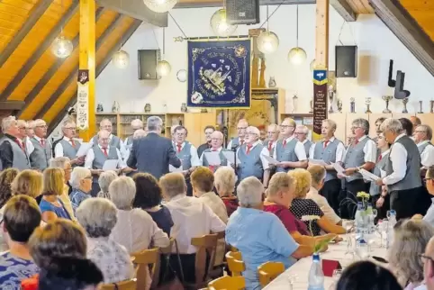 Kostproben zwischen den Reden: der Männerchor „Querbeet“ mit seinem Dirigenten Jochen Flohn.