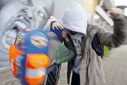 So nicht: Die Schüler der Rudolf-Wihr-Realschule plus sollen in einem Kurs lernen, wie sie aus Konfliktsituationen ohne Gewalt h