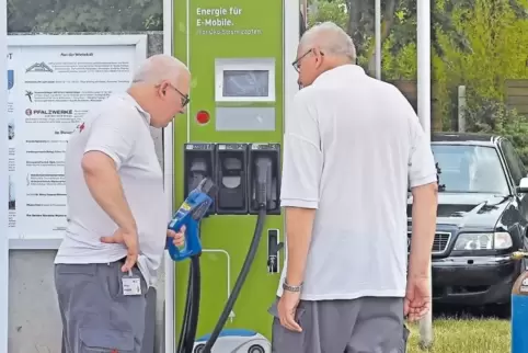 Aus der modenen Zapfsäule fließt weder Benzin noch Diesel – sondern Strom. In 15 Minuten lässt sich Energie für 100 Kilometer ta