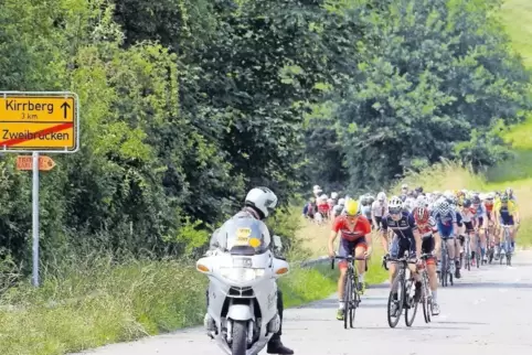 Kurzer Gruß der Trofeo Saarland am Samstag nach Zweibrücken: Dicht gedrängt kommt das Feld den Mörsbacher Berg hoch.