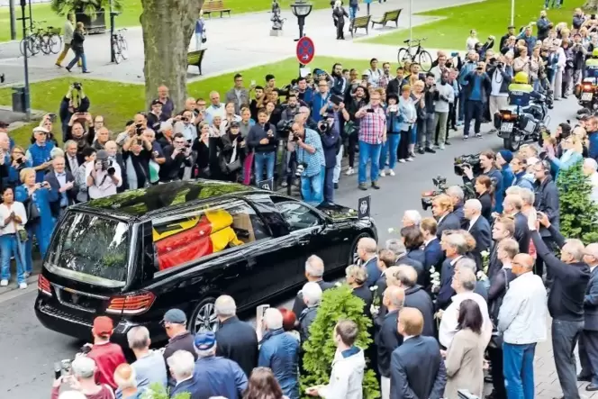 1. Juli 2017: Am Ludwigsplatz drehte der Leichenwagen mit dem Sarg Helmut Kohls eine Runde. Gut 1000 Menschen verabschiedeten si 1. Juli 2017: Am Ludwigsplatz drehte der Leichenwagen mit dem Sarg Helmut Kohls eine Runde. Gut 1000 Menschen verabschiedeten si