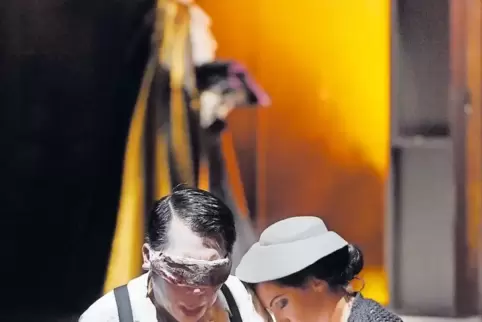 Priester Zaccaria (Hiroshi Matsui) und Vera Ivanovic als Anna.