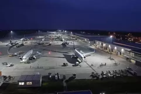 Die Kosten für eine mögliche Altlastensanierung am Flughafen Hahn könnten sich auf einen zweistelligen Millionenbetrag belaufen,