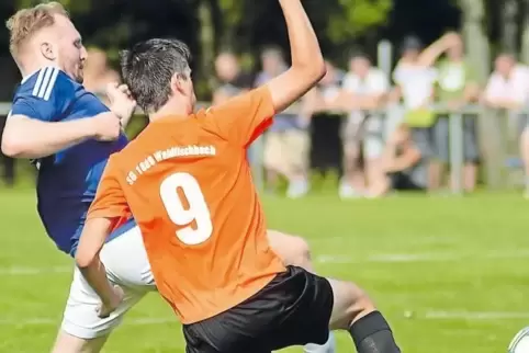 Verbissenes Duell: Bolandens Simon Kabs (in Blau) gegen den Waldfischbacher Dennis Scherrer.