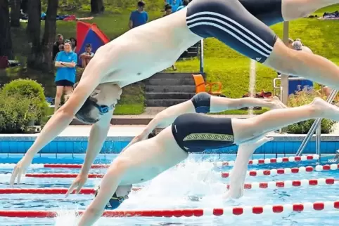 Sieger in der „Königsdisziplin“ 100 Meter Freistil: Lukas Gerlach (vorne) von der DLRG Rockenhausen.