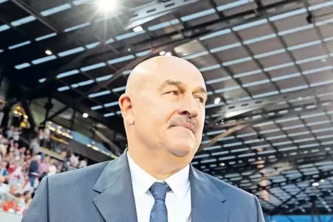 Schon jetzt in der Kritik: Trainer Stanislaw Tschertschessow.