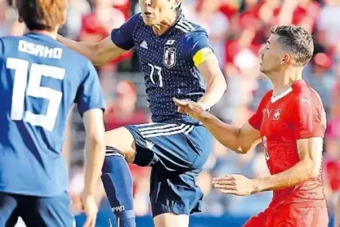 Mit Köpfchen: Makoto Hasebe beim Test in Lugano.