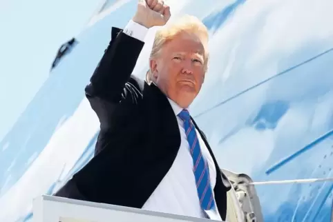 Geballte Faust: US-Präsident Trump am Samstag bei seiner vorzeitigen Abreise aus Kanada.