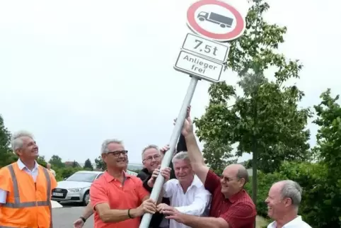 Stellten gemeinsam das Verbotsschild am Ortseingang von Rittersheim auf (von links): Bernhard Knoop, Günther Ullrich, Rainer Gut