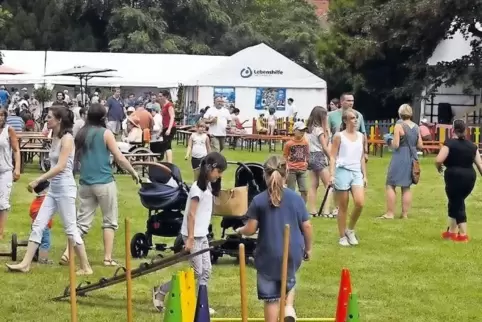 Immer in Bewegung: kleine und große Besucher beim Parkfest.
