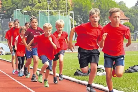 Acht Minuten laufen: Team Grundschule Annweiler gestern beim Start im Südpfalzstadion.
