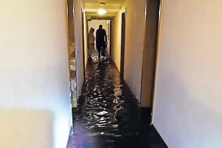 Voller Wasser: Flur im ehemaligen Hotel Oberst.