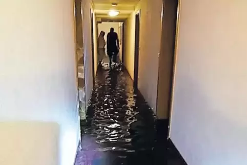 Voller Wasser: Flur im ehemaligen Hotel Oberst.