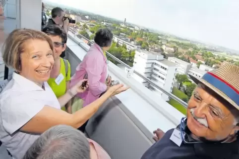 Stolz auf die Aussicht: Geschäftsführerin Saskia Wollny zeigt den Besuchern den 13. Stock des DRV-Hochhauses.