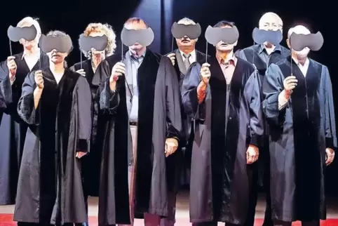 Auch auf der Theaterbühne beschäftigt sich das aus Richtern bestehende Kabarettensemble mit Recht und Gesetz.