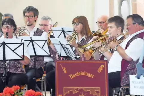 Seit Jahren sind die Neuleininger Blaskapelle und der Bolander Heimatverein freundschaftlich verbunden. Am Sonntag griffen die 2