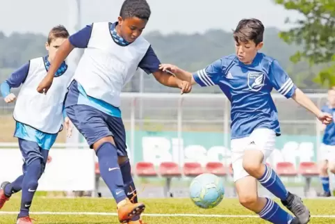 Schusshaltung: Philip Gebremariam (VfR Kaiserslautern, links); rechts Leon Pfaff (TuS Bolanden).