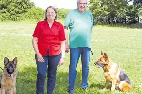 Schäferhunde-Fans: Brigitte Bier und Hans-Peter Heß wollen sich ein Leben ohne ihre Hündinnen Nanny (links) und Akira nicht vors