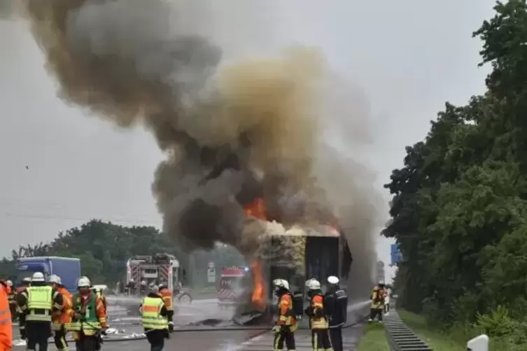 Aus noch ungeklärter Ursache ist am Dienstagmittag ein Laster auf der A5 bei Dossenheim in Flammen aufgegangen.  Foto: Priebe