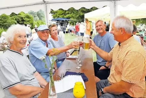 Im Schatten am Wasser mit einem kühlen Bierchen lässt sich die Schwüle am Samstag beim Hafenfest der SGW gut ertragen.