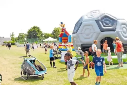 Zwischen den Spielen tobten sich die Kids auf den Hüpfburgen aus.